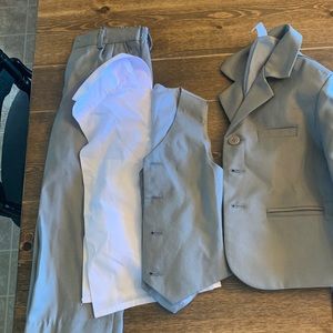 NWT Boys Grey Suit, 4T, 4 piece (no tie)